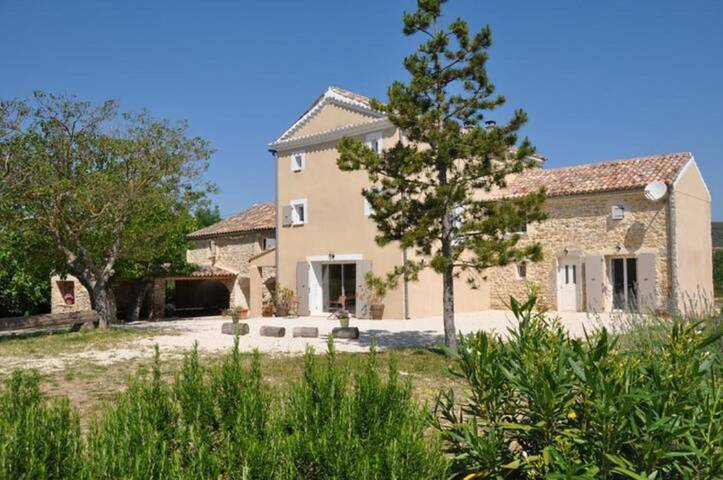 Location de vacances pour 20 personnes, avec terrasse et vue ainsi que jardin et piscine à Saint-Sauveur-de-Cruzières - 2