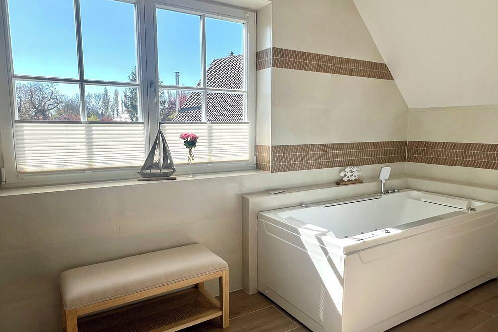 Exklusives Ferienhaus mit Infrarotsauna, Whirlpool-Wanne und Kamin in Putgarten, Rügen