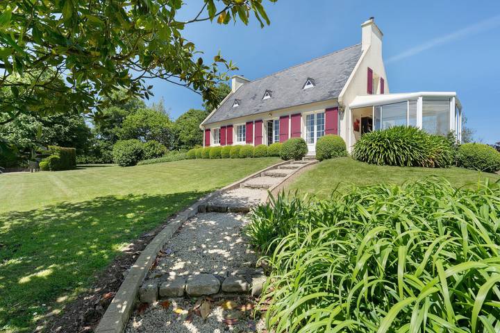 Bed and Breakfast 'La Chambre Rouge' with Shared Terrace, Shared Garden and Wi-Fi in Lanhouarneau, Morlaix region