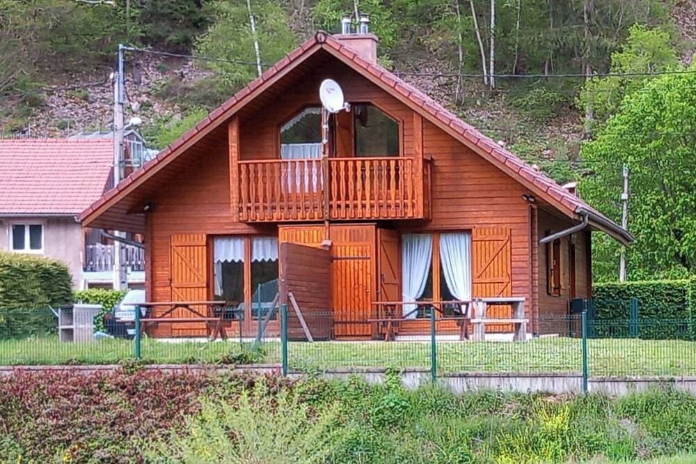 Half chalet just a stone's throw from the Confiserie des Hautes Vosges! in Plainfaing, Parque natural regional de los Ballons des Vosges