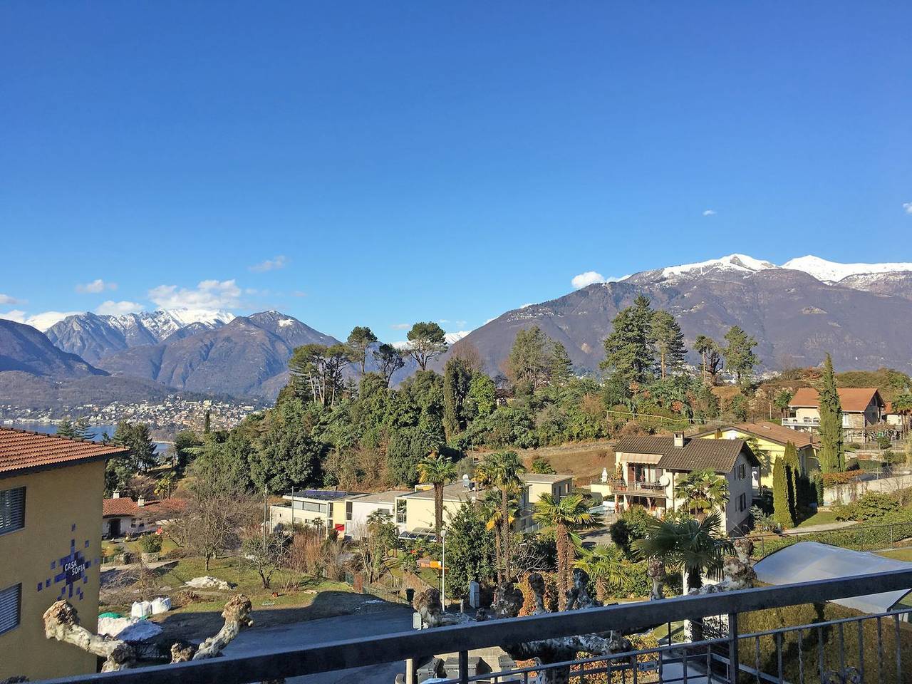 Ganze Wohnung, Wohnung an ruhiger Lage mit grosser Terrasse und Aussicht auf die Berge. in Gambarogno, Lago Maggiore (Schweiz)