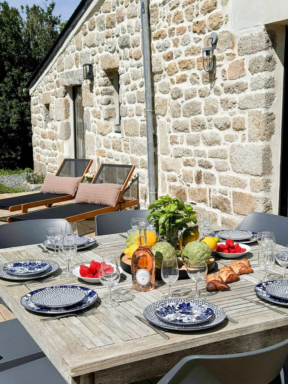 Casa bretona con sendero hacia la costa en Finisterre in Plouescat, Côte des Légendes