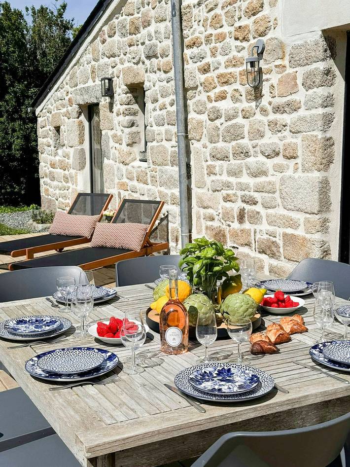Maison bretonne avec sentier menant au bord de mer dans le Finistère in Plouescat, Côte des Légendes