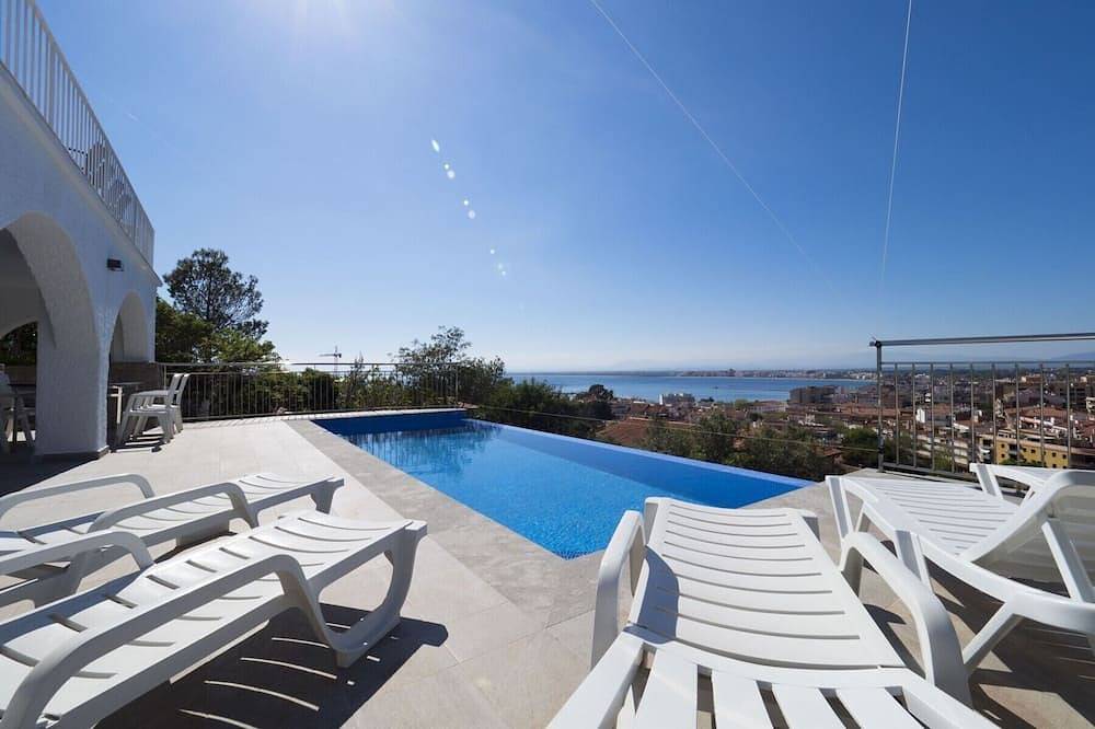 Incroyable maison avec vue sur la mer et la ville près du centre de Roses Inmosantos Casa Tordera in Roses, Haut-Ampurdan
