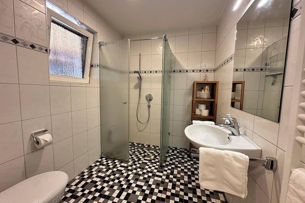 Ganze Wohnung, Sonnige 3 Zimmer-Wohnung im Landhaus mit Garten in Heitersheim, Südschwarzwald