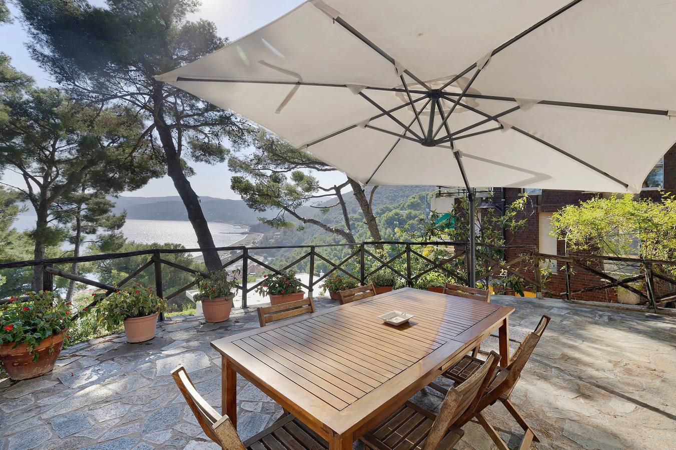 Entire apartment, Holiday Apartment "Belvedere Su Bergeggi In Villa" with Sea View, Shared Pool & Private Terrace in Bergeggi, Riviera di Ponente
