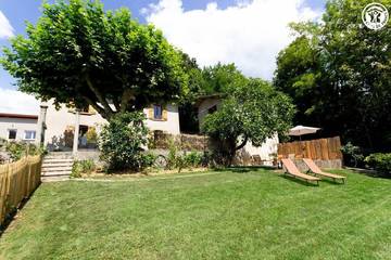 Gîte pour 8 personnes, avec terrasse et jardin à Avressieux