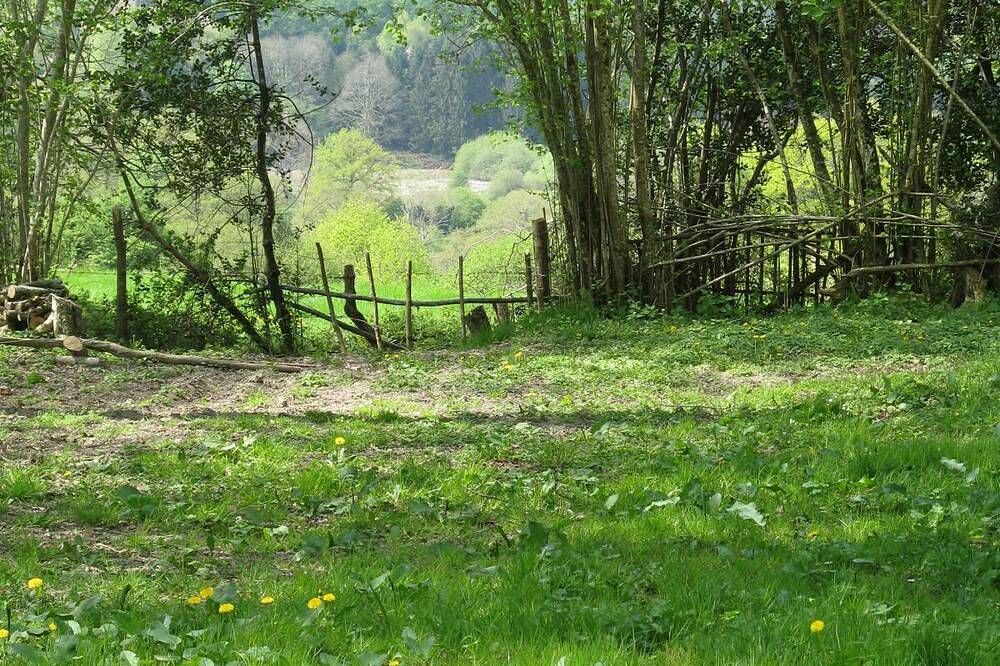 Roulotte de charme pour 2 personnes avec terrasse au calme dans 1 ha de verdure in Saint-Vaury, Région de Guéret