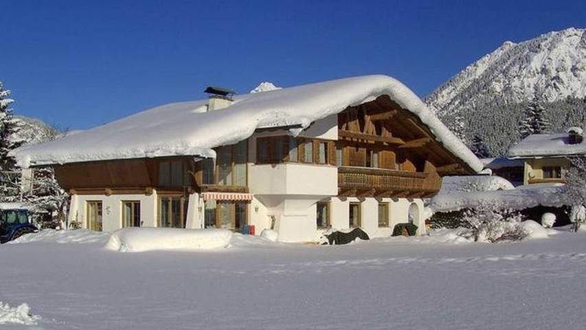 Vakantiewoning voor 2 personen, with uitzicht and sauna as well as tuin in Haldensee