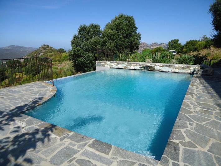 Appartement de vacances pour 4 personnes, avec vue ainsi que piscine et jardin