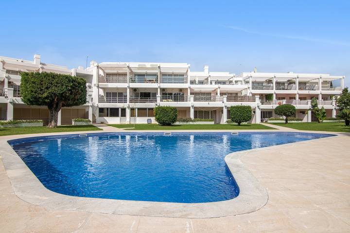 Entire apartment, Apartment 'Copacabana Jardim' with shared pool, Wi-Fi and air conditioning in Vilamoura, Quarteira
