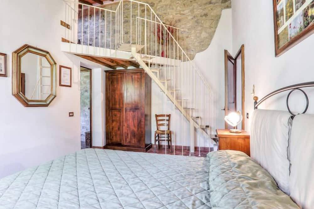 Farmhouse with beautiful pool and jacuzzi, panoramic location in chianti in Castellina in Chianti, Chianti