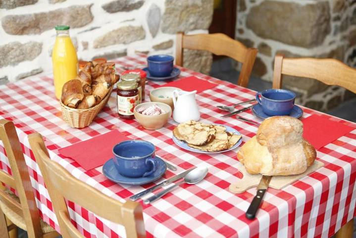 Chambre d’hôte pour 3 personnes, avec terrasse et jardin ainsi que piscine et jacuzzi, animaux acceptés à Lézardrieux - 2