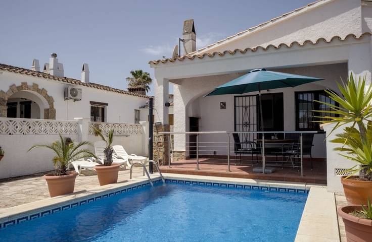 Ferienhaus für 4 Personen, mit Terrasse und Garten sowie Pool, mit Haustier - 1