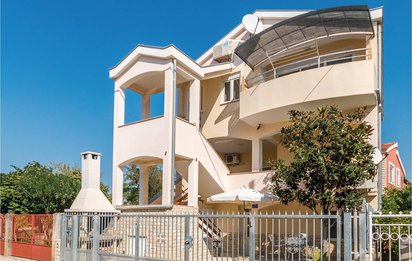 Ganze Ferienwohnung, Ferienwohnung für 5 Personen mit Terrasse in Bibinje, Zadar