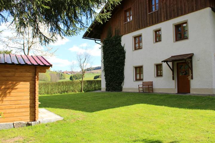 Ferienwohnung für 4 Personen, mit Balkon/Terrasse und Balkon sowie Terrasse und Garten in Arnbruck
