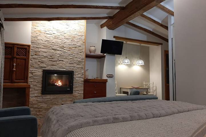 Type loft, cheminée, terrasse, wifi, vue montagne, magnifiques couchers de soleil. in Rute, Sierras Subbéticas