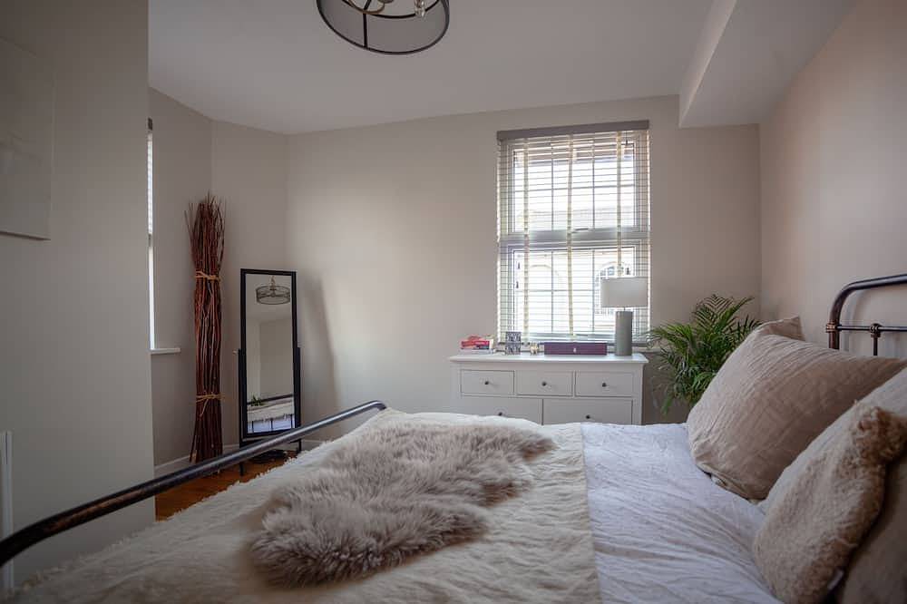 Hereford City – St Owens Terrace: Spacious 3-Storey Home, Walk to Centre in Hereford, Herefordshire