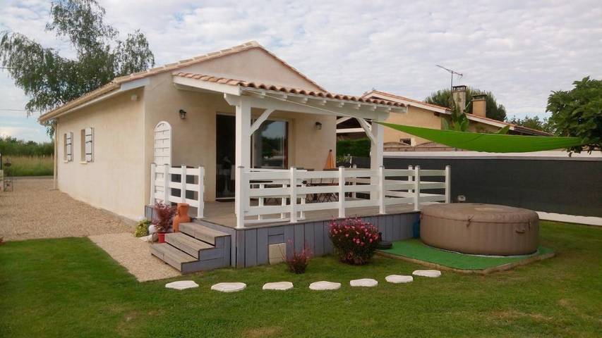 Location de vacances pour 6 personnes, avec Jacuzzi et Terrasse ainsi que Jardin et Vue à Pujols (Gironde)