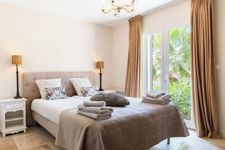 Location de vacances pour 6 personnes, avec jacuzzi et jardin ainsi que piscine et terrasse, animaux acceptés à Pouzols-Minervois