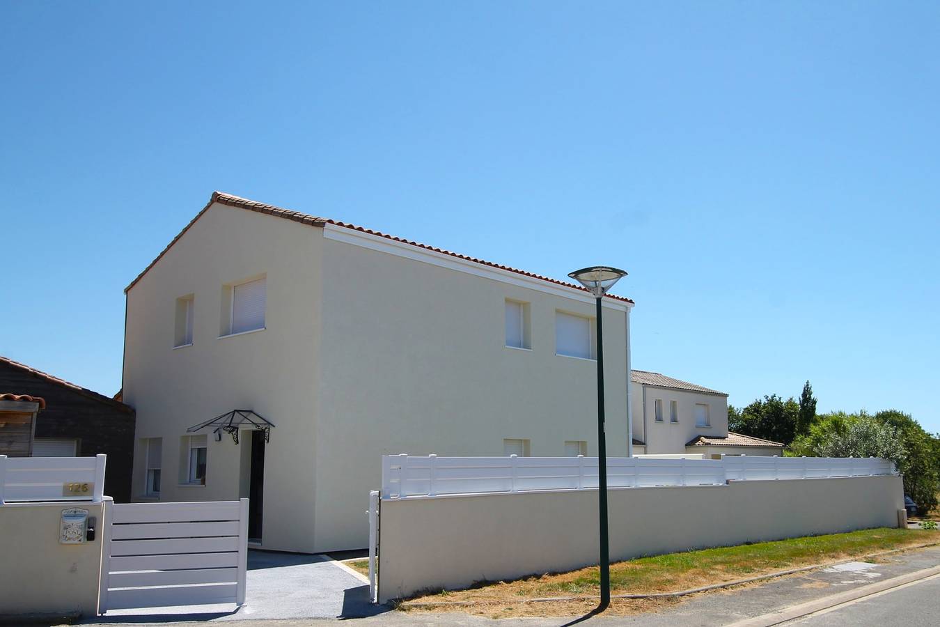 Villa Silène, autonome et toute équipée pour 11, piscine chauffée et jardin in Talmont-Saint-Hilaire, Vendée