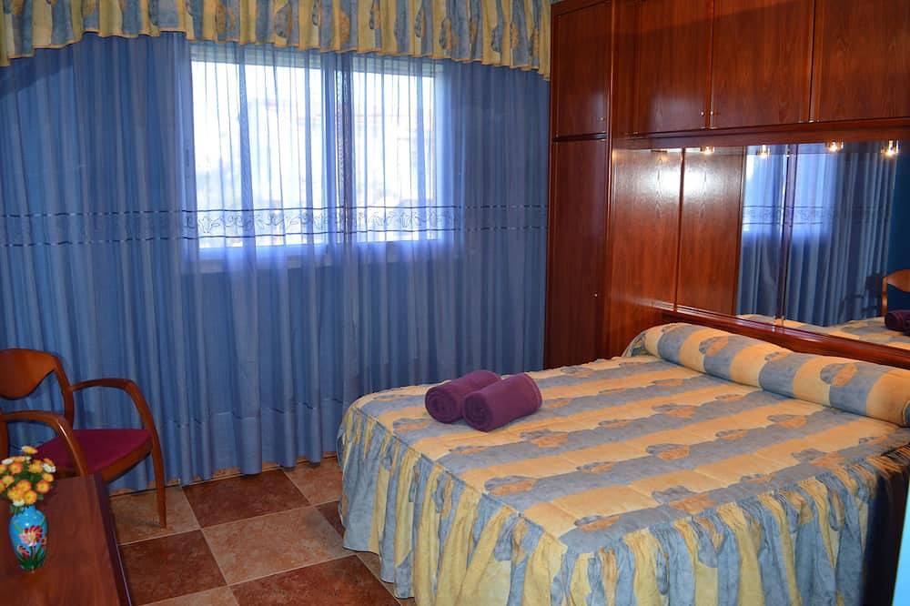 Gran casa, con piscina, barbacoa, jardín, wifi a 1500 metros de  playa de arena in Cubellas, Garraf