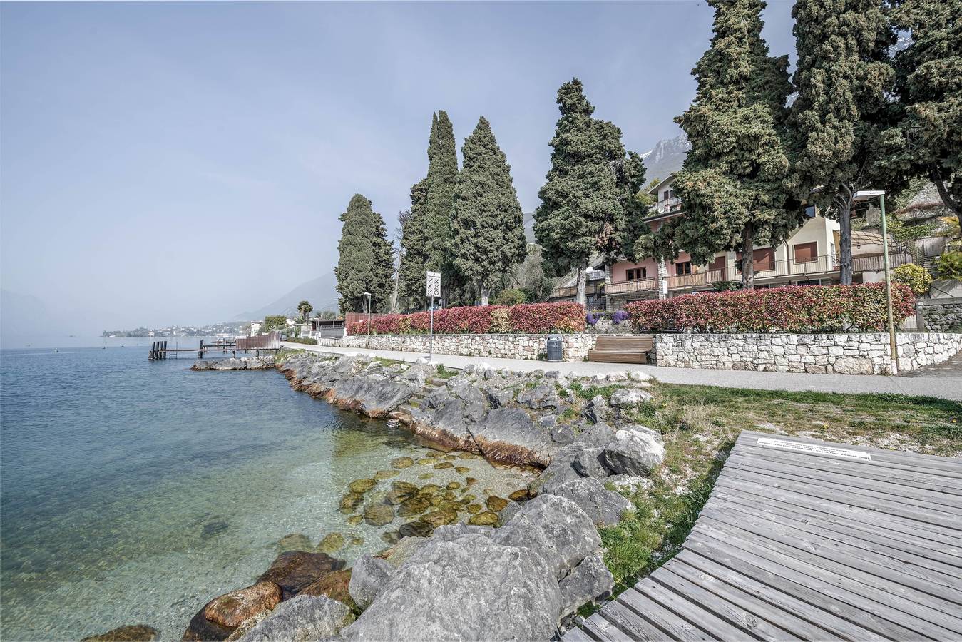 Appartamento intero, Moderno appartamento "Fiocco" con vista lago, Wi-Fi, aria condizionata e terrazza in Cassone di Malcesine, Malcesine