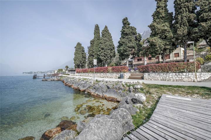 Ganze Wohnung, Moderne Ferienwohnung "Fiocco" mit Seeblick, Wlan, Klimaanlage und Terrasse in Cassone di Malcesine, Malcesine