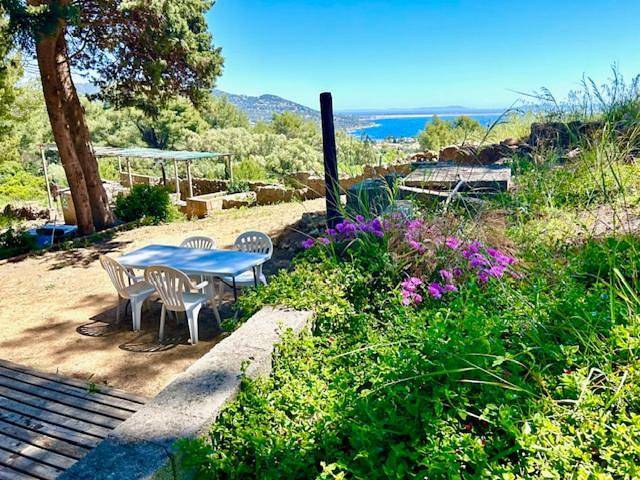 Tente pour 4 personnes, avec terrasse et vue ainsi que piscine et jardin, animaux acceptés dans la Creuse