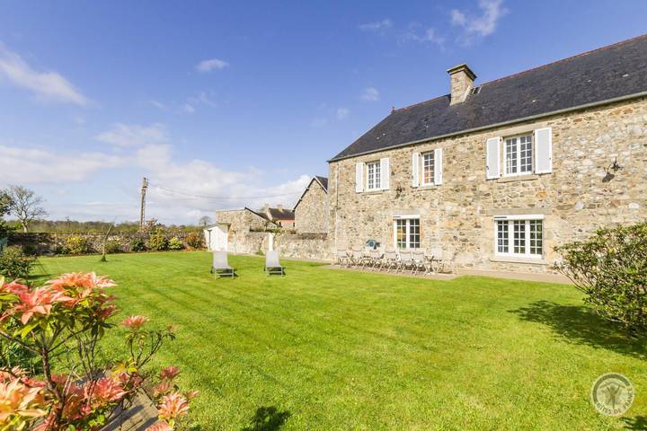 Gîte pour 11 personnes, avec jardin et terrasse