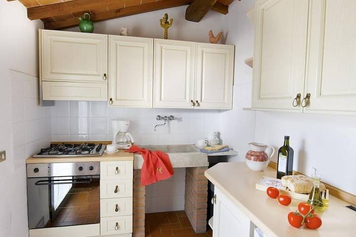 Ganze Wohnung, Studio mit privatem Balkon, herrlicher Aussicht, WLAN, Gemeinschaftspool, in der Nähe des Dorfes in Vinci, Florenz Provinz