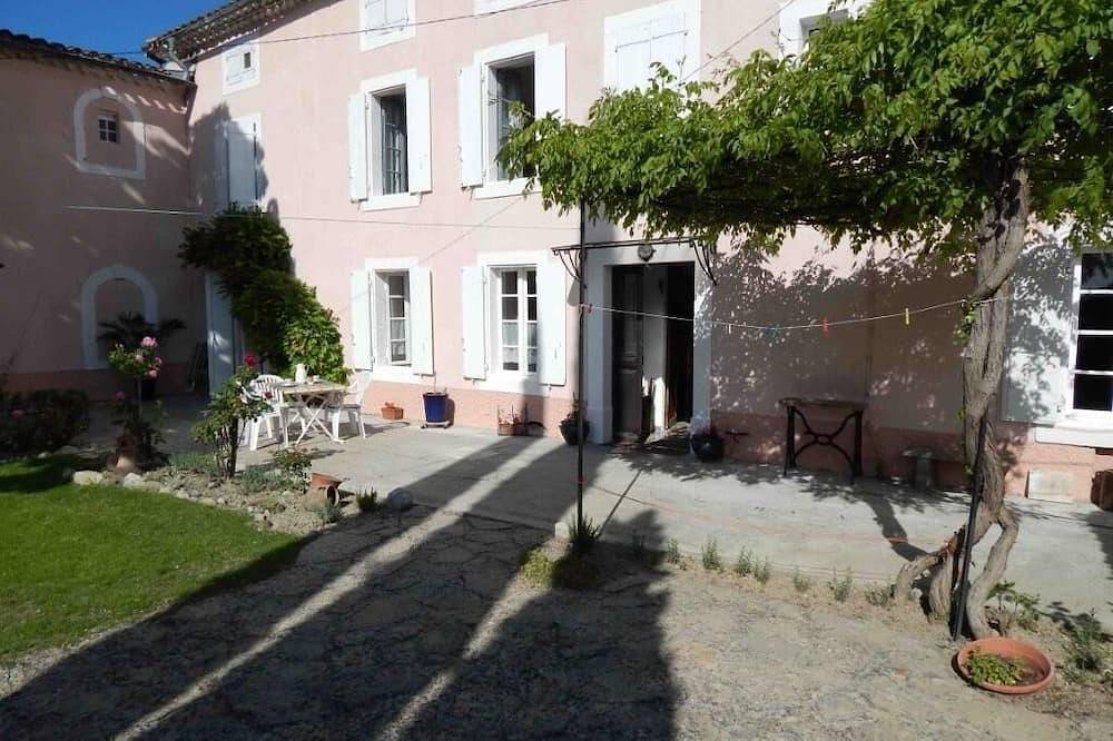 Maison de campagne confortable  avec un cour confortable et un jardin ombragé in Alaigne, Région de Limoux