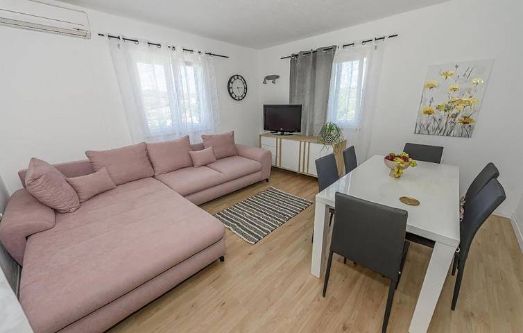 Apartment am Meer mit Pool, WLAN und Parkplatz – 1 km bis zur Küste in Milna, Brac