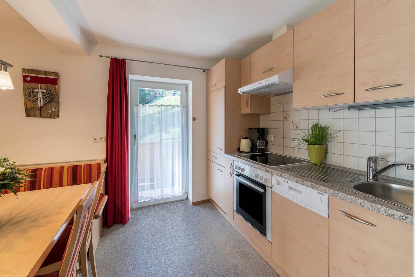 Ganze Wohnung, "Ferienwohnung Valentina" In der Nähe der Skigebiete Penken & Ahorn mit Bergblick in Tuxer Alpen, Schwendau