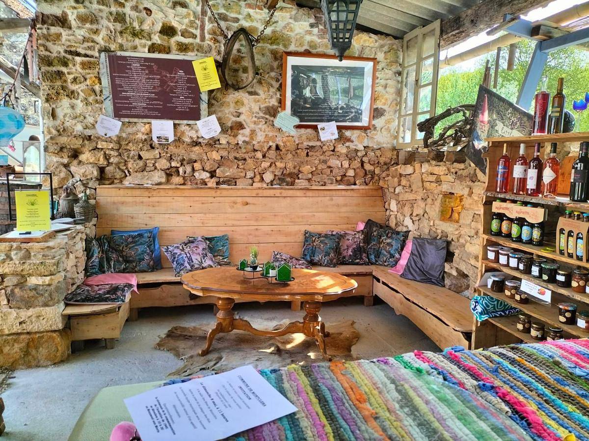 Luxe safarilodgetent met boxspring bedden in Montcléra, Quercy