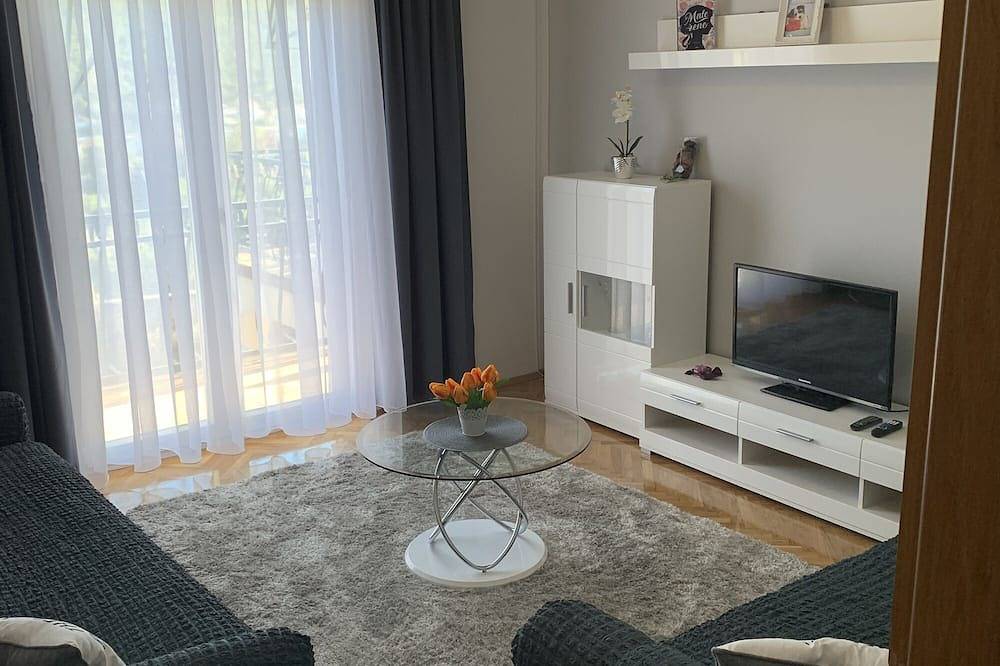 Ganze Wohnung, 2-Zimmer-Ferienwohnung mit Terrasse und Meerblick Grebastica, Sibenik in Grebastica, Šibenik-Knin