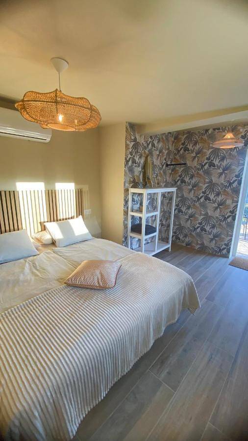 Alojamiento y desayuno para 2 personas, con Balcón y Terraza además de Jardín y Piscina en Riogordo - 2
