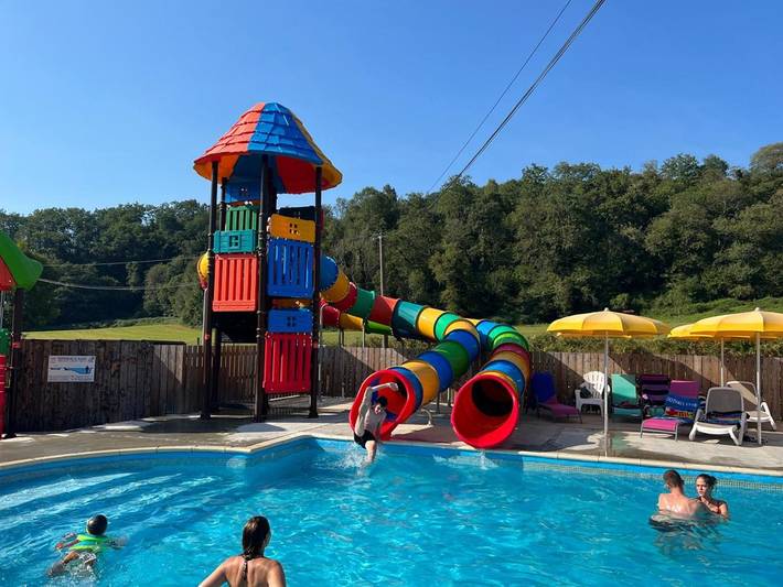 Camping pour 10 personnes, avec Terrasse et Jardin ainsi que Bassin pour enfant et Piscine à Peyrouse