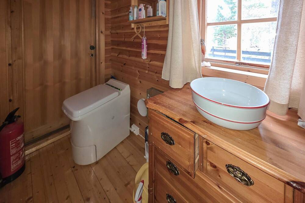 Cozy home in øverbygd with house a mountain view in Balsfjord