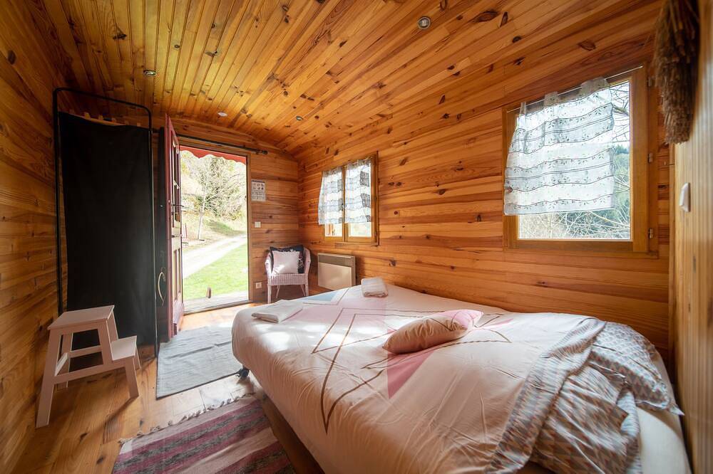 Caravana-Confortable-Baño privado con ducha-Vista al Jardín in Saint-Julien-d'Arpaon, Cevenas