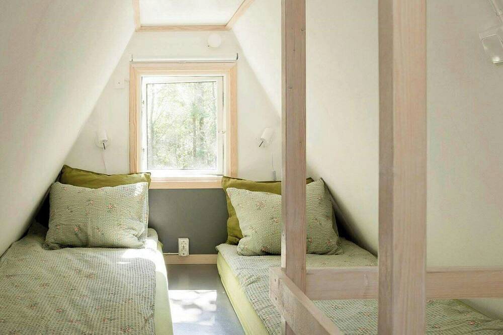 Kleine Hütte mit Außenküche am Waldbach in Lilla Edet, Bohuslän