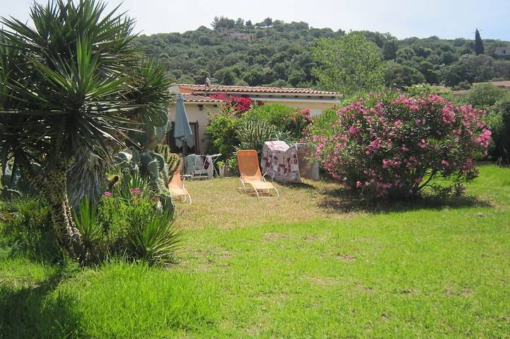 Superbe Appartement Traversant de Type F3 Avec Jardin Fleuri à 5 min de la Plage in Cargèse, Regionaler Naturpark Korsika