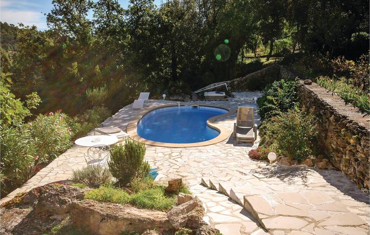 Amplio Apartamento con Piscina y Parking, a 400m del Centro de la Ciudad in Sainte-Anastasie-sur-Issole, Costa mediterránea (Francia)