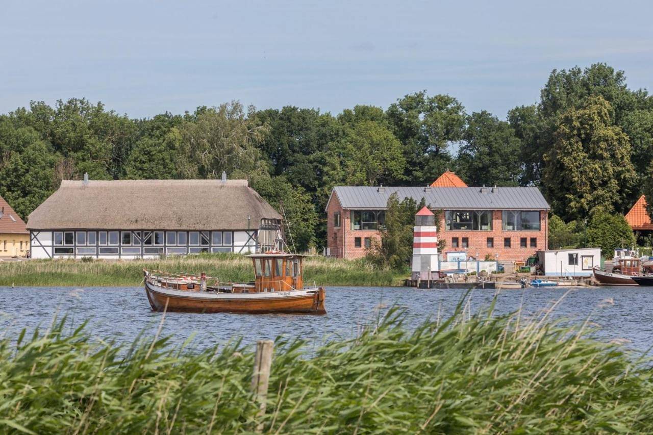 Alte Scheune am Focker Strom in Waase, Ummanz