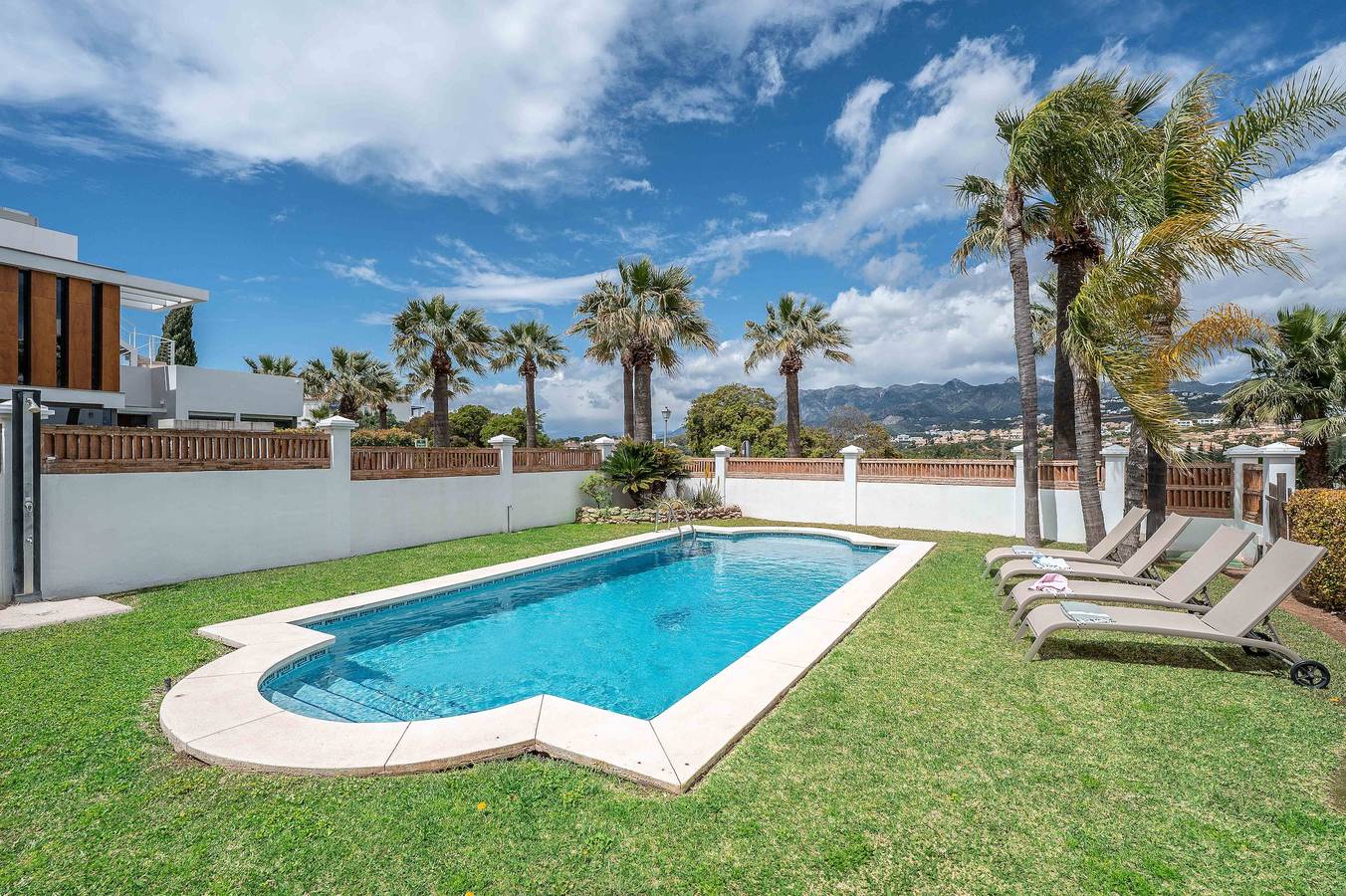 Villa 'Hakuna Matata' with Sea View, Wi-Fi and Air Conditioning in Las Chapas, Marbella