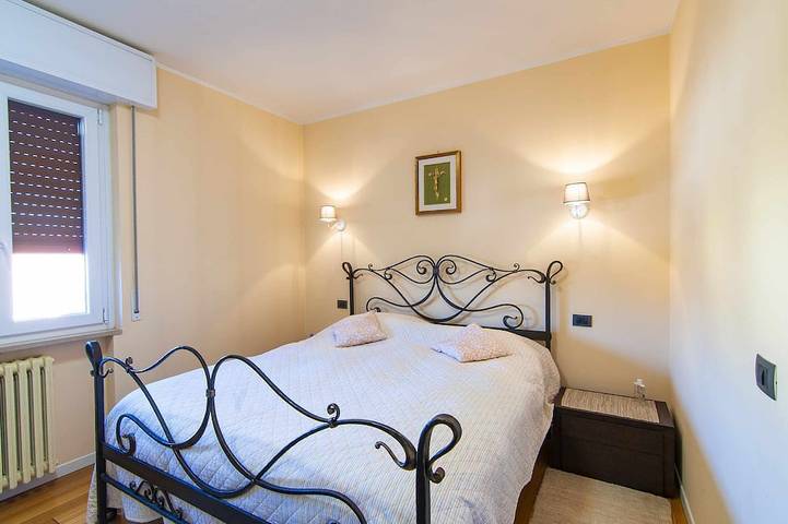 Ganze Wohnung, Dimora Gu - Terrasse, Seeblick100m vom Strand in Bardolino, Gardasee-Berge
