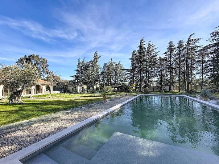 Location de vacances pour 4 personnes, avec vue ainsi que jardin et piscine à Domazan