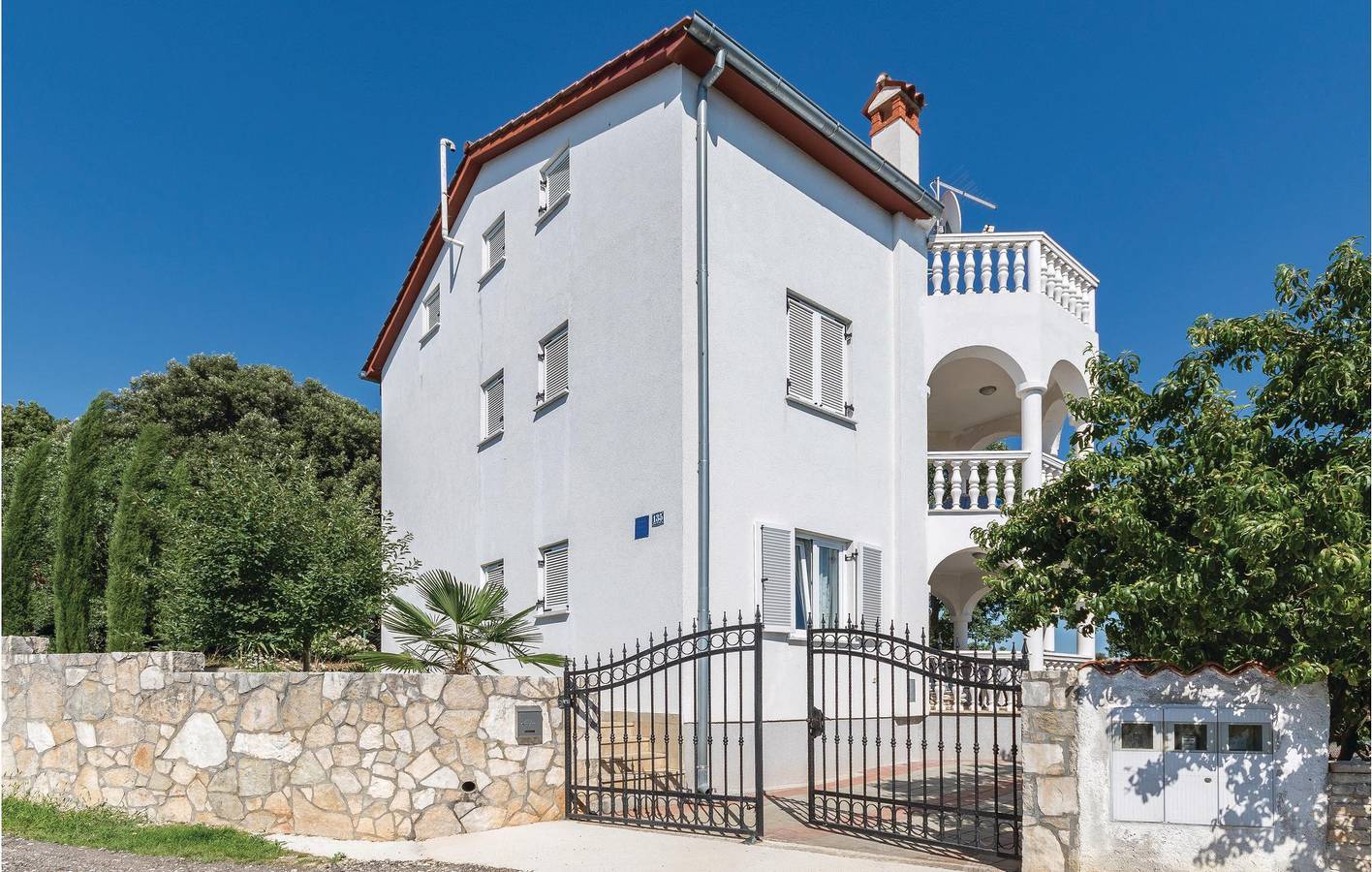 Ganze Ferienwohnung, Ferienwohnung mit Meerblick, WLAN, Terrasse, Parkplatz und in der Nähe eines FKK-Strandes in Barbariga, Südküste Istrien