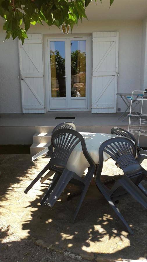 Gîte pour 2 personnes, avec jardin ainsi que vue et piscine à Six-Fours-les-Plages - 4