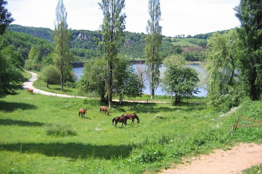 Séjour famille au bord du lac dans un gîte rural en ferme équestre in Mont-Roc, Tarn